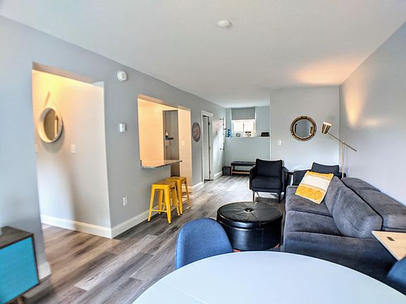 Some of the Furnishings may have been removed, after photo was taken.