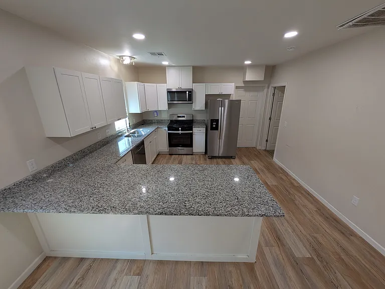 924 E Walnut St — Photo 4