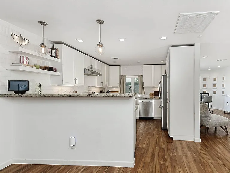 4007 Markham St — Photo 4