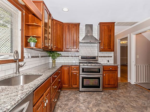 2nd image of 2302 Persimmon Dr