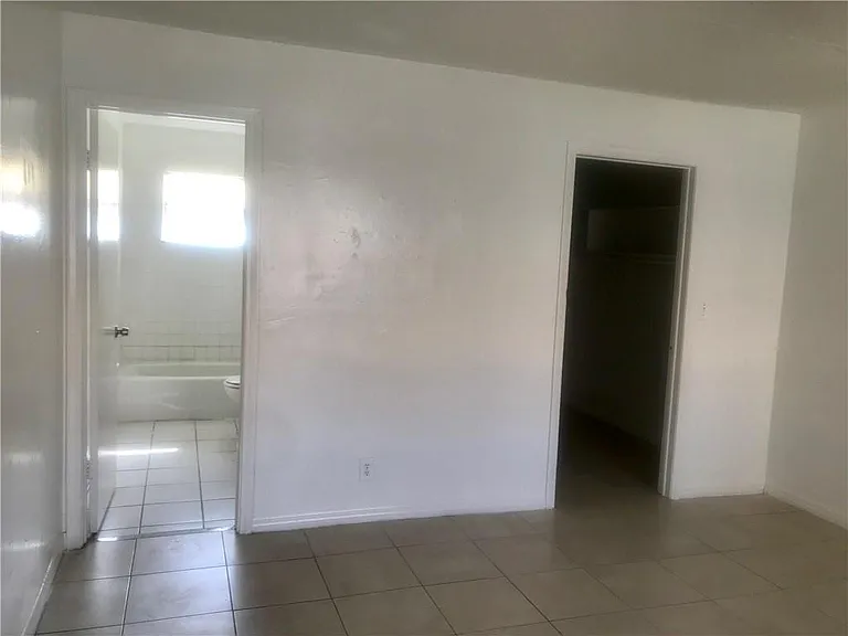 1038 NW 8th Ave — Photo 7