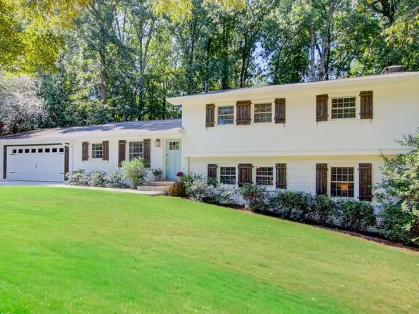 1595 Chateau Dr, Dunwoody, GA 30338