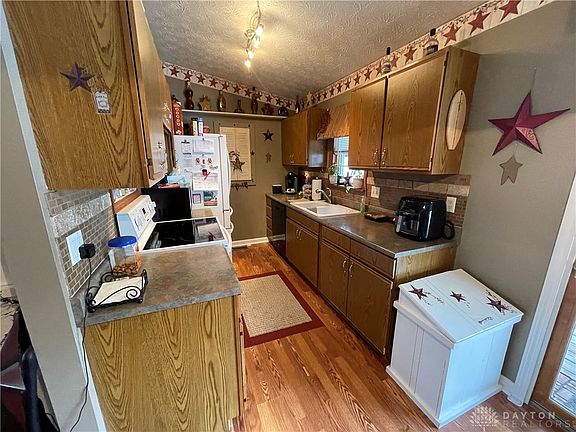 5th image of 214 Heatherway St
