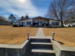 162 Lakeshore Dr, Columbus, NE 68601