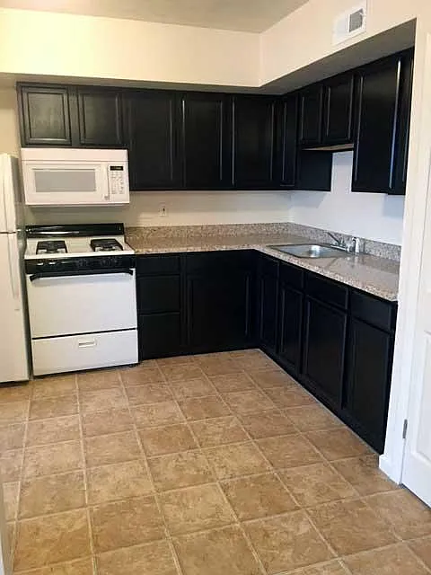 2 bed, 775 sqft, $799 — Photo 1