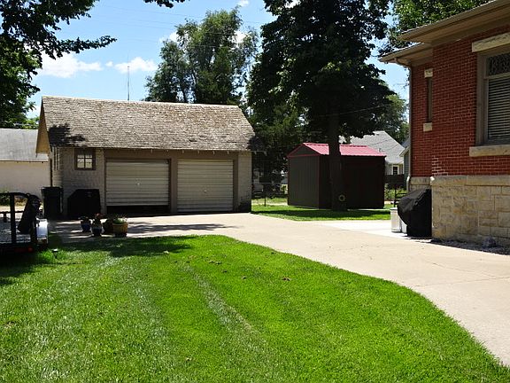 3rd image of 607 E 7th St