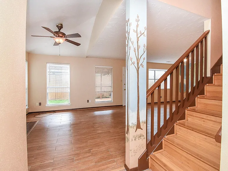 7822 Greenedge Dr — Photo 2