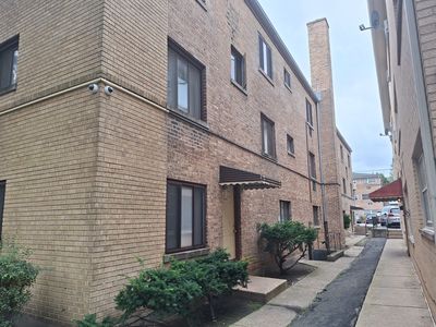 2038 W Jarvis Ave APT 2F, Chicago, IL, 60645