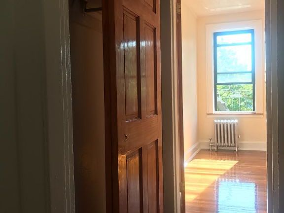 5th image of 2138 Crescent St APT B5