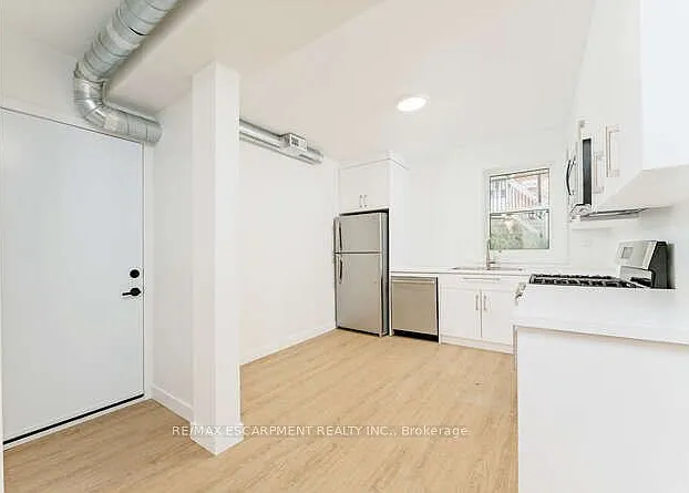127 Victoria Ave S #1 — Photo 4