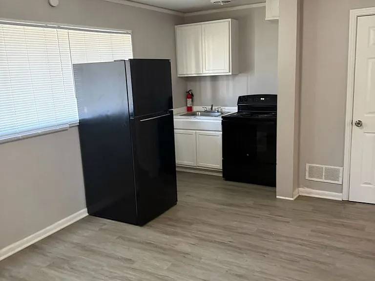 203 Stirling St — Photo 2