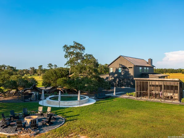 1071 Private Road 1090, Hallettsville, TX 77964