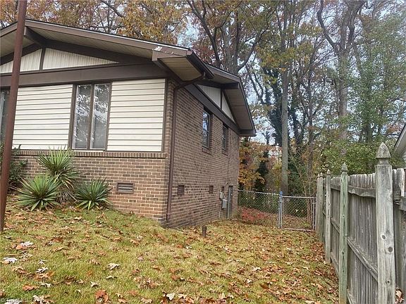 3rd image of 3216 Delmonte Dr