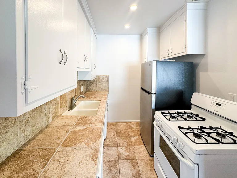 923 9th St #6 — Photo 3