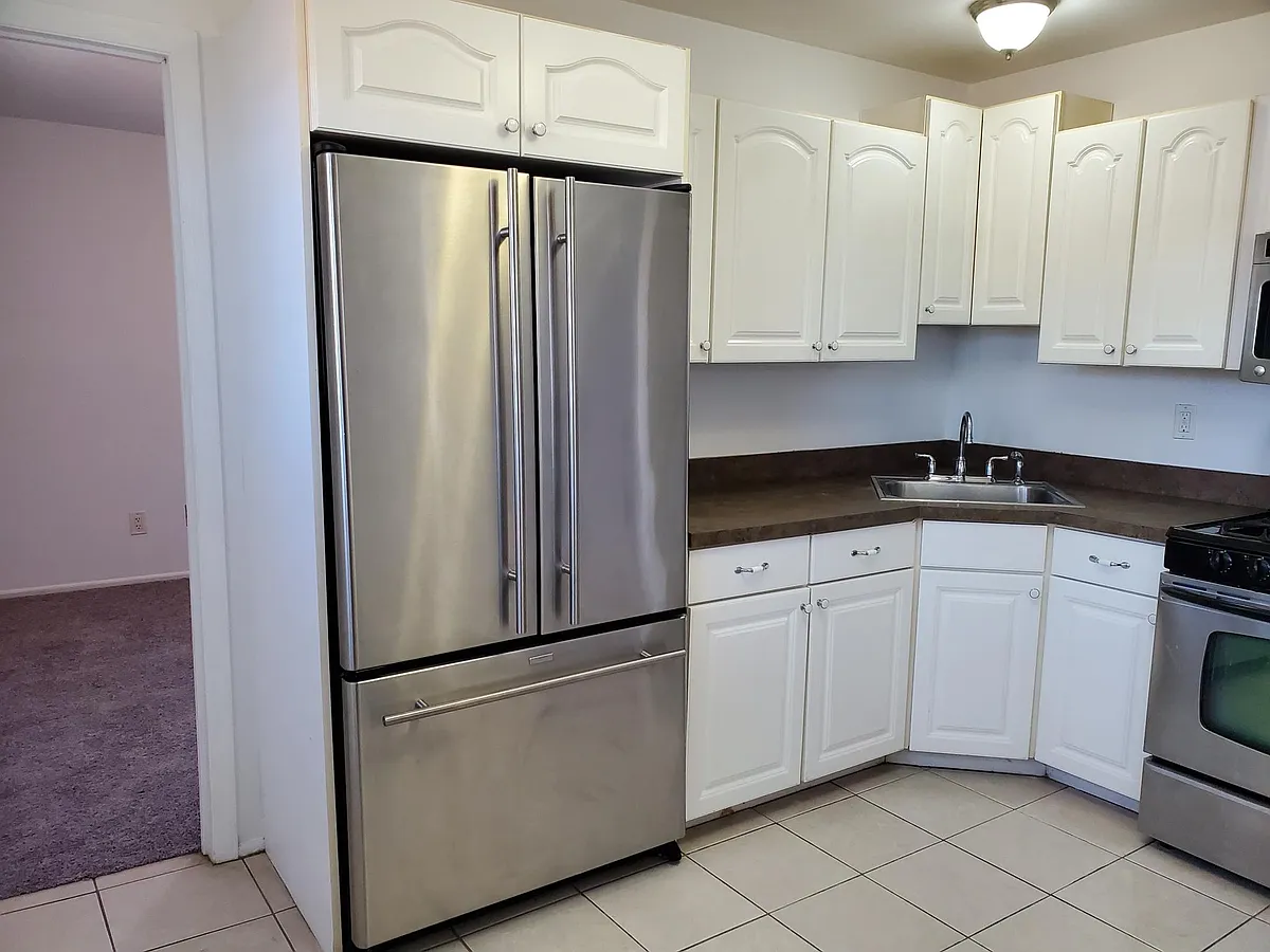 Kitchen - 225 College Dr