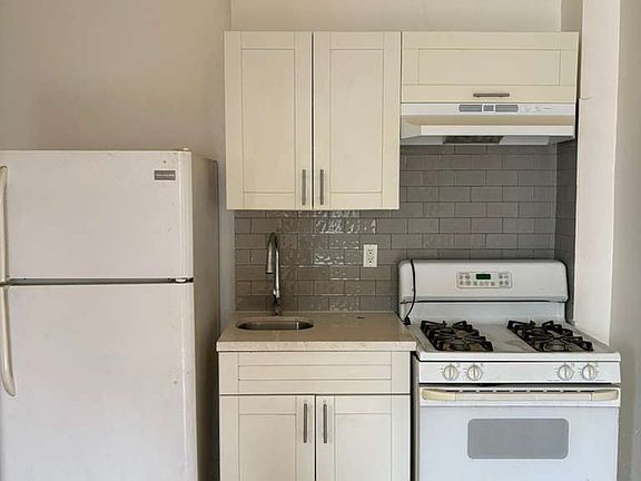 5th image of 320 S Kingsley Dr #303
