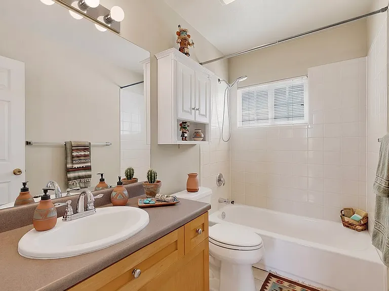 Bathroom 2 w/ Tub