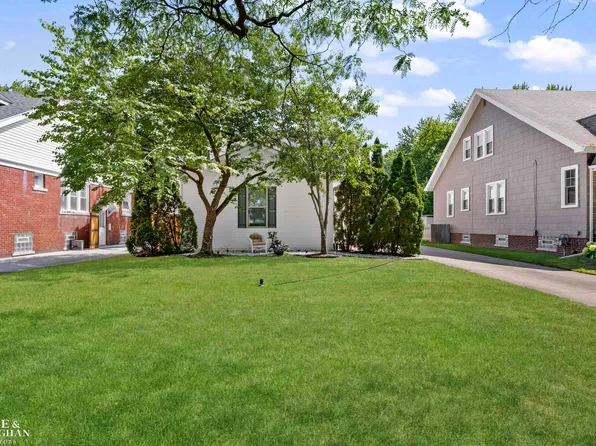 886 Saint Clair Ave, Grosse Pointe, MI 48230