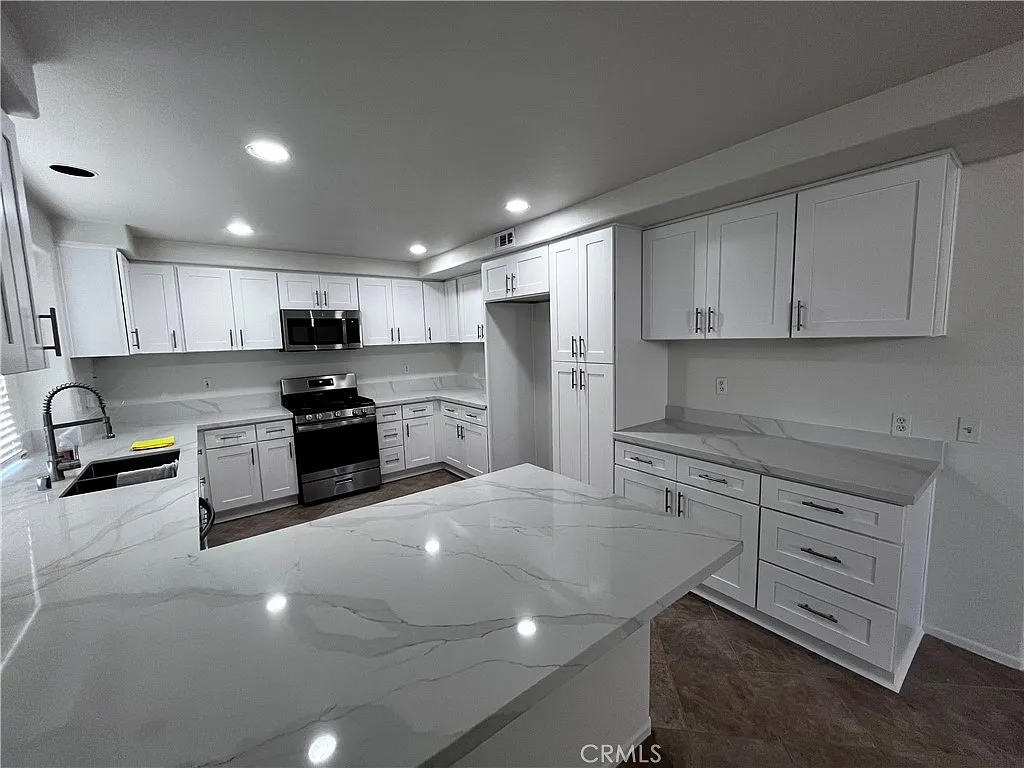 5 bed, 2409 sqft, $3,500 — Photo 2