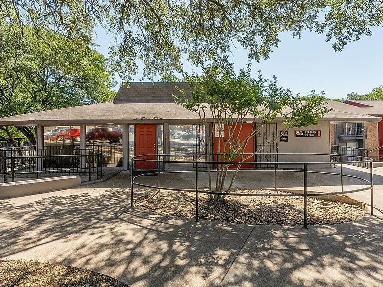 South Crest Apartments: All Bills Paid -Dazzling Dallas Apartments in Quiet Area! — Photo 41