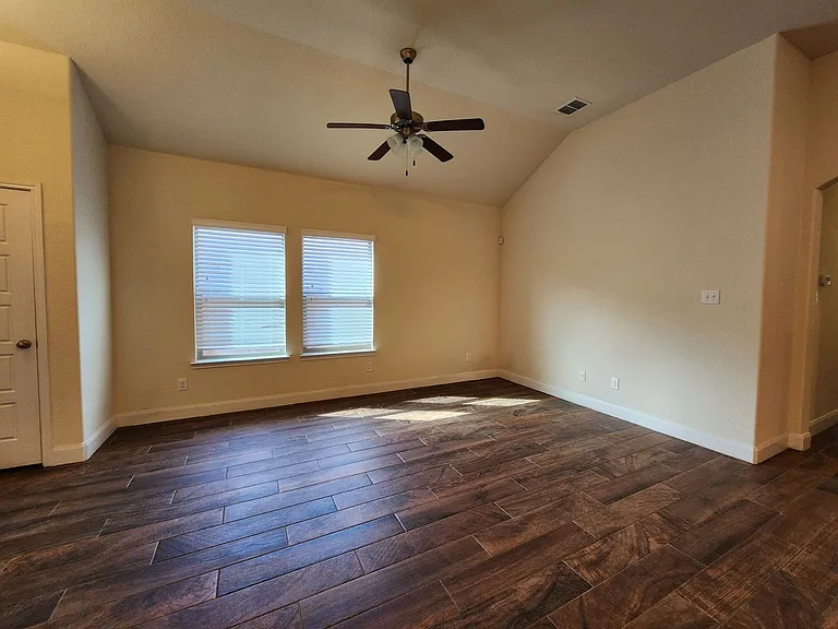 1201 Old FM 306 — Photo 4