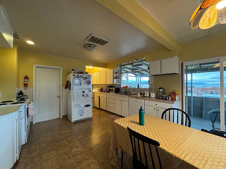 5 Bed 1.5 Bath in Fairhaven Close to Everything On a Bus Line — Photo 19