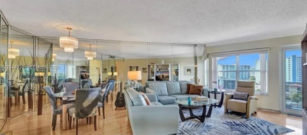 Royal Ambassador Condo — Photo 3
