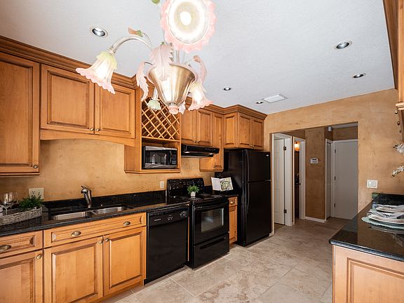 4th image of 7905 N Marbella Ct