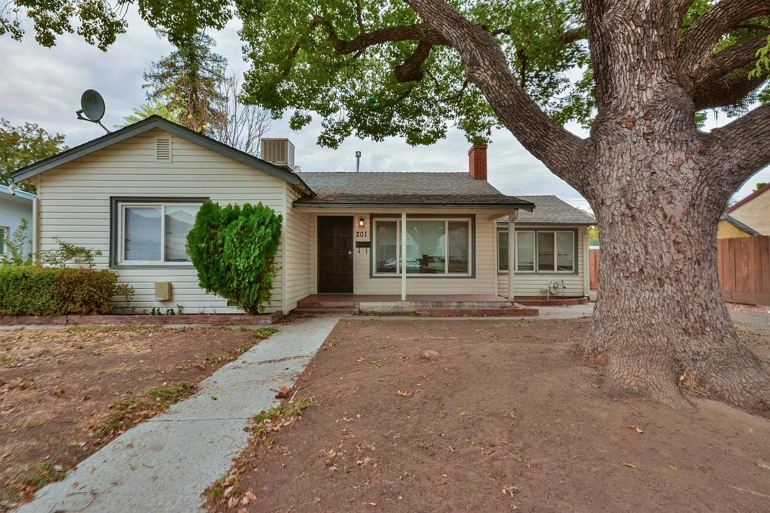 201 N Santa Barbara Ave photo 1