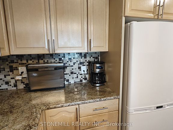 5th image of 326 Major Mackenzie Dr E #814
