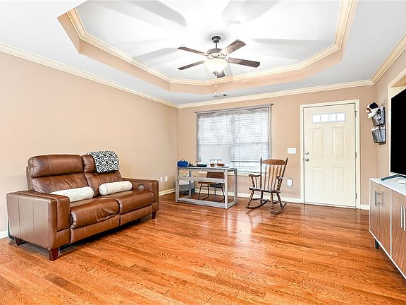 4th image of 350 Embry Ln
