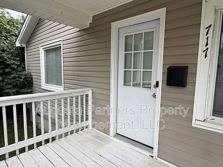 717 Eve St — Photo 3