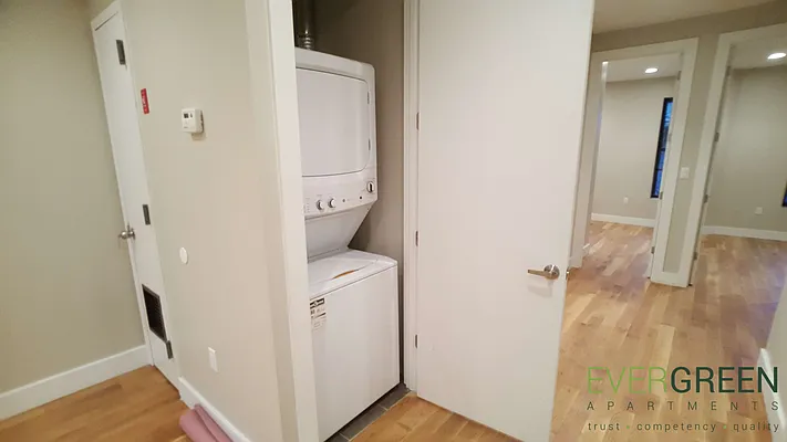 Rented by Evergreen Apartments BK | media 26