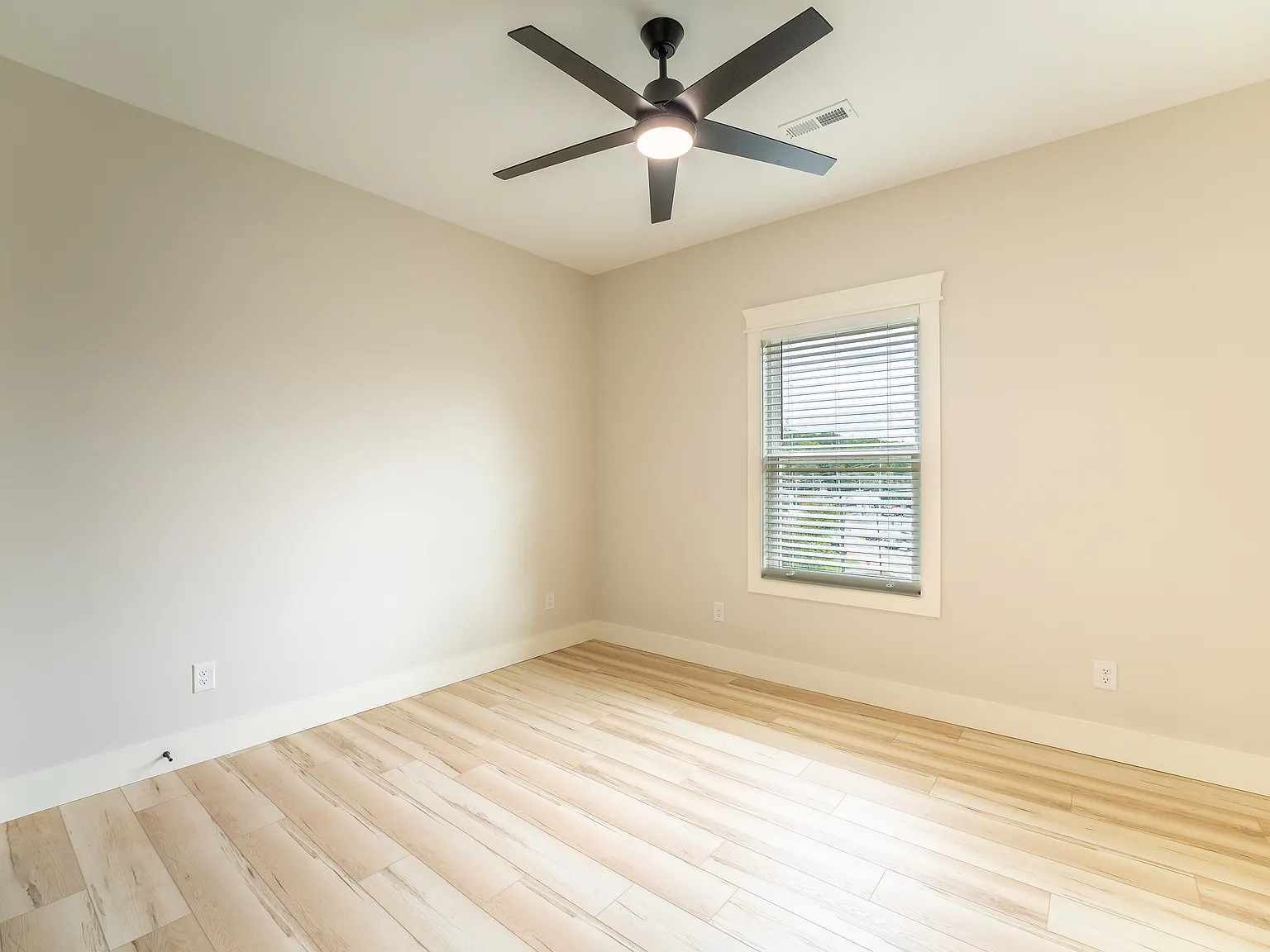 3 bed, 2.5 bath, 1640 sqft, $2,390 — Photo 4