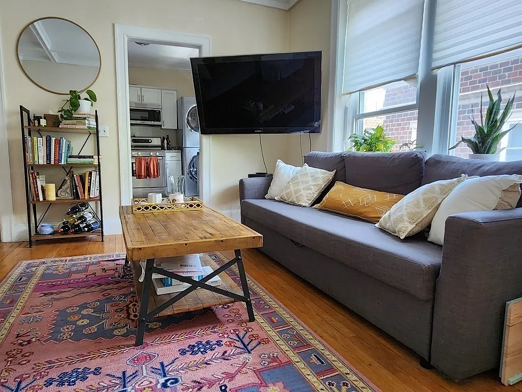 3 bed, 1.0 bath, 1087 sqft, $4,700 — Photo 2