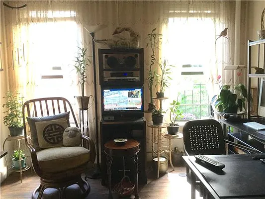 Sold by R New York | media 10