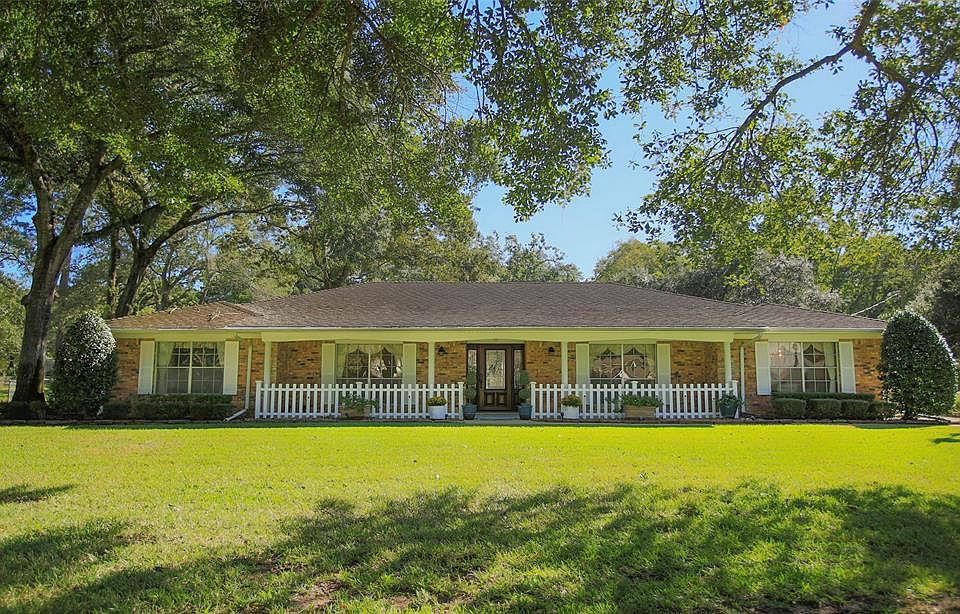 Welcome to this spacious ranch in the beautiful wooded subdivision of Tower Oaks in Northwest Houston! It's country living close in!!!