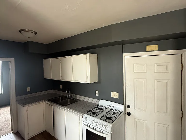273-275 Rivet St #2W — Photo 2