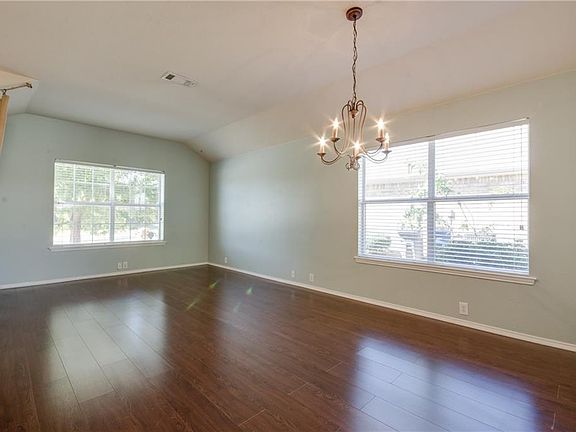 4th image of 1204 Periwinkle Dr