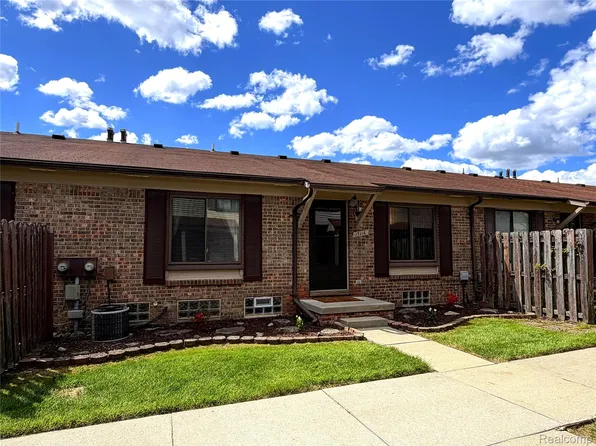 17116 Kingsbrooke Dr, Clinton Township, MI 48038