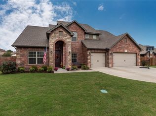 1555 S Springlake Dr, Fayetteville, AR 72701