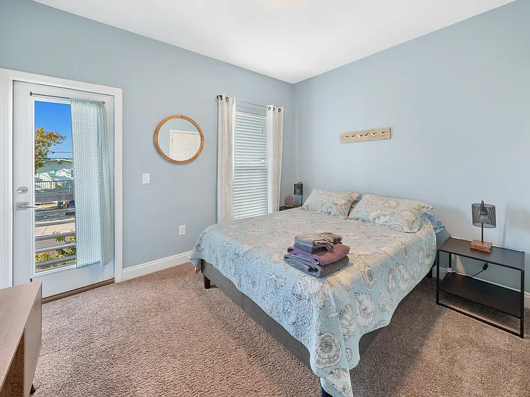 6104 Beach Dr — Photo 4