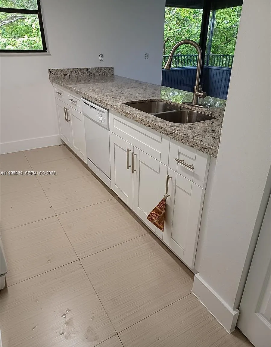 Parkway Grove Condo Part — Photo 3