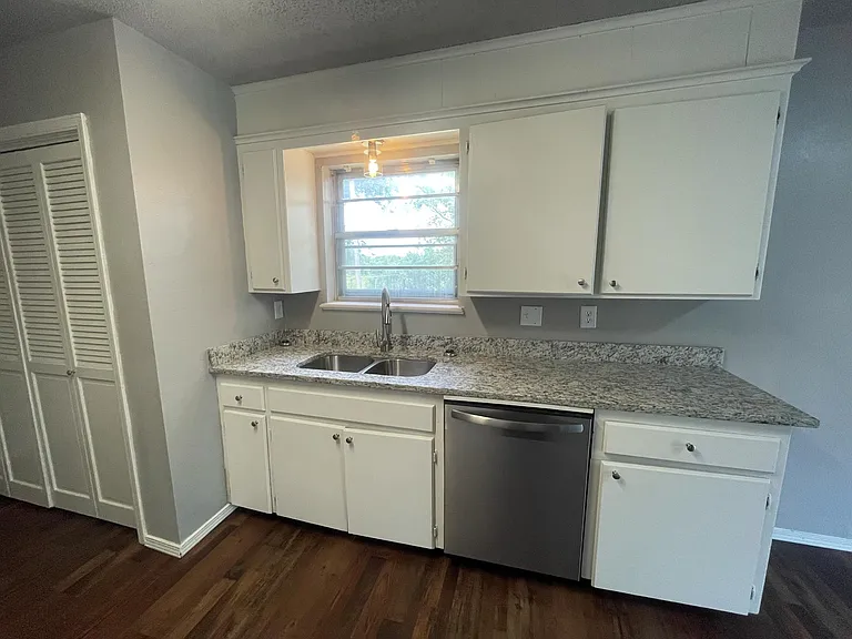 1252 S 27th Pl — Photo 13
