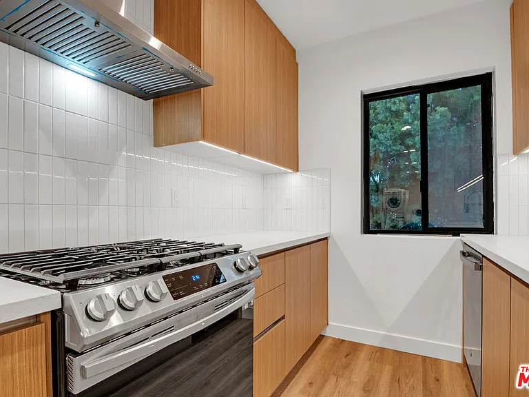 950 Havenhurst Dr #6 — Photo 22