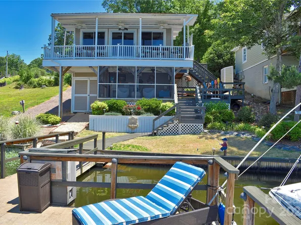 150 Shoreline Rd, New London, NC 28127