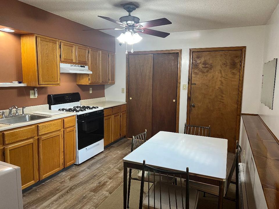 Large Kitchen
 New Floor, Gas stove.