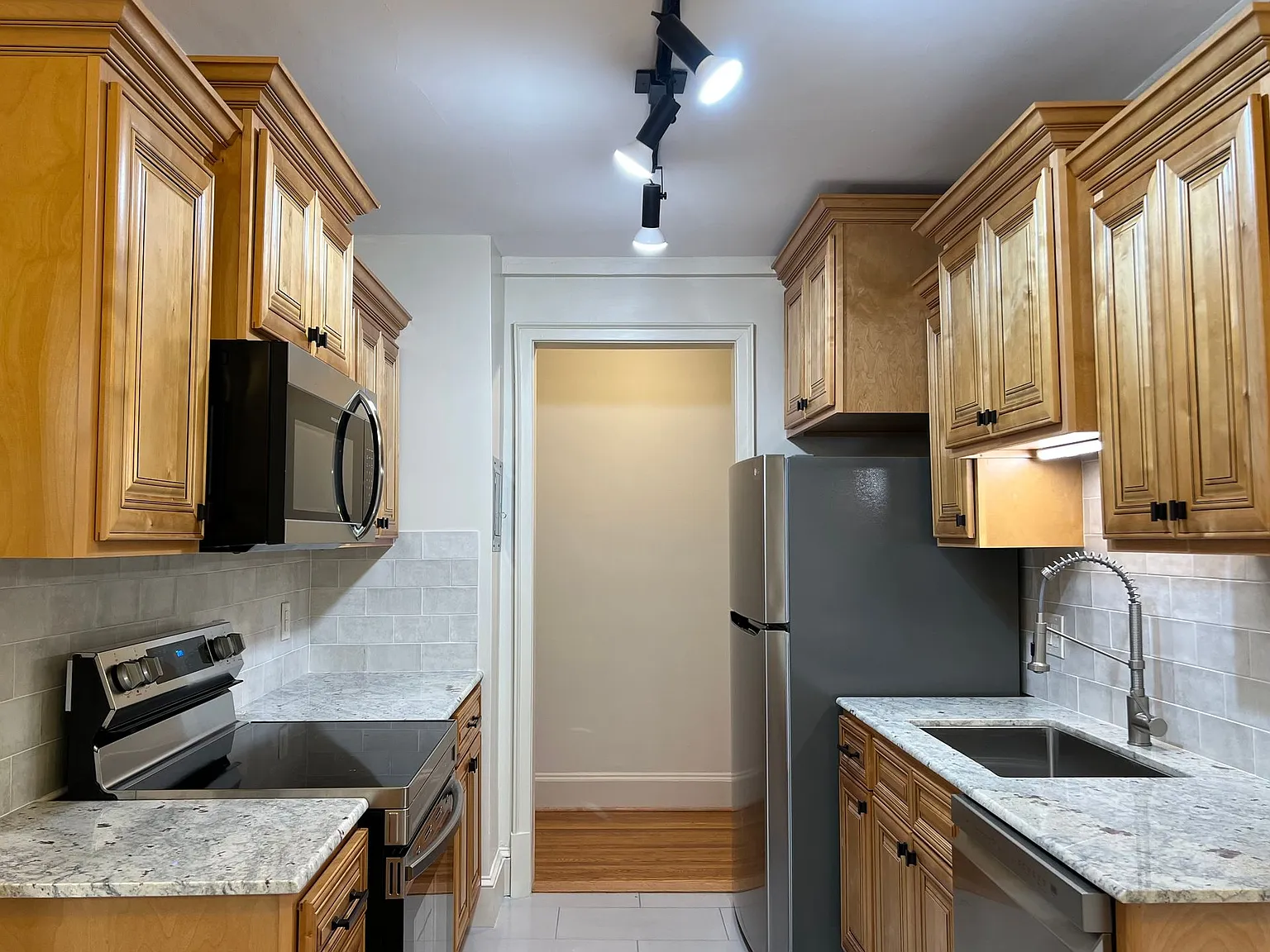Elliott Apartments — Photo 2