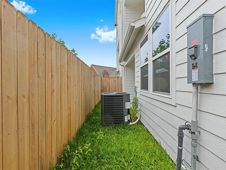 812 Elkhart St #B — Photo 32
