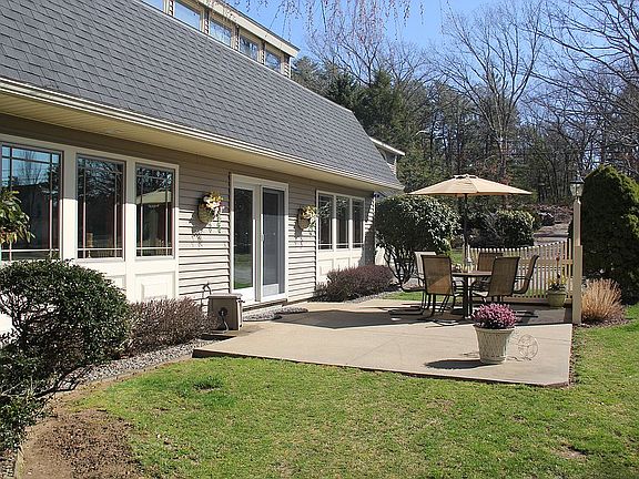 3rd image of 15 Wysteria Ln